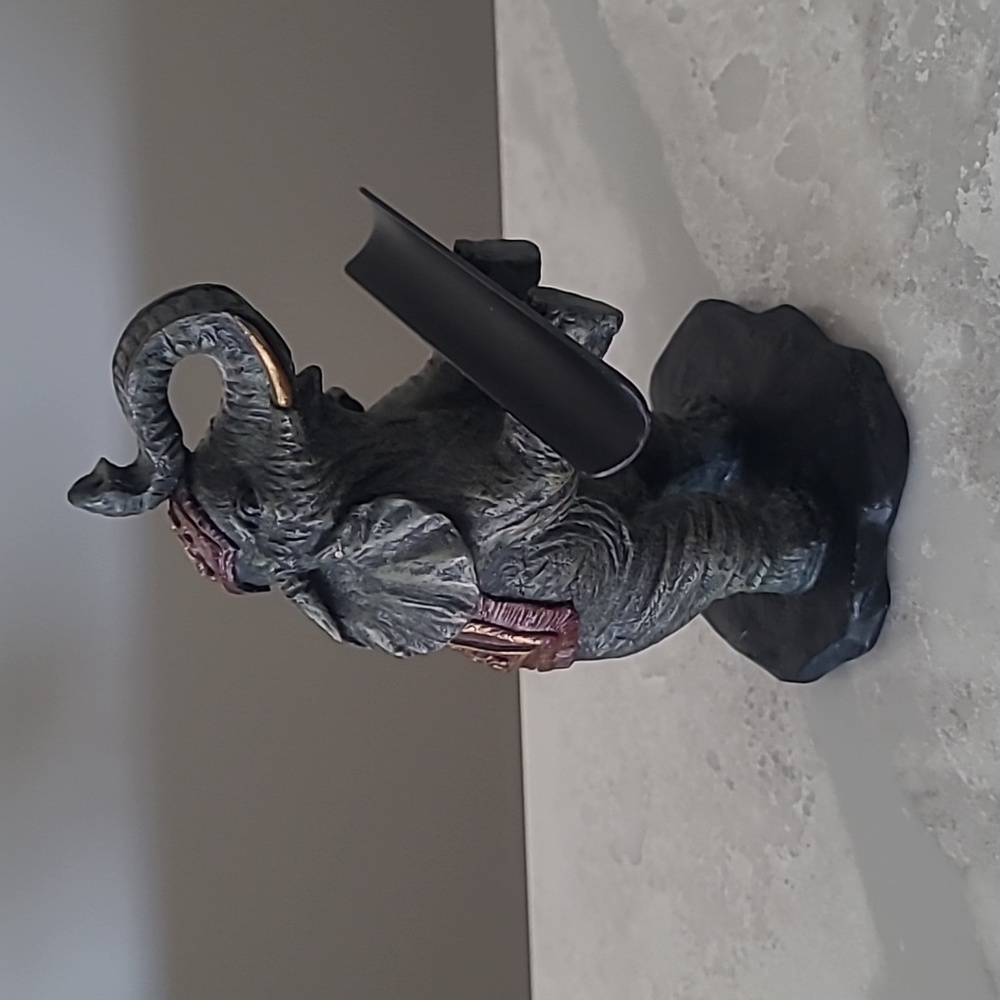 Standing elephant pen/pencil holder.